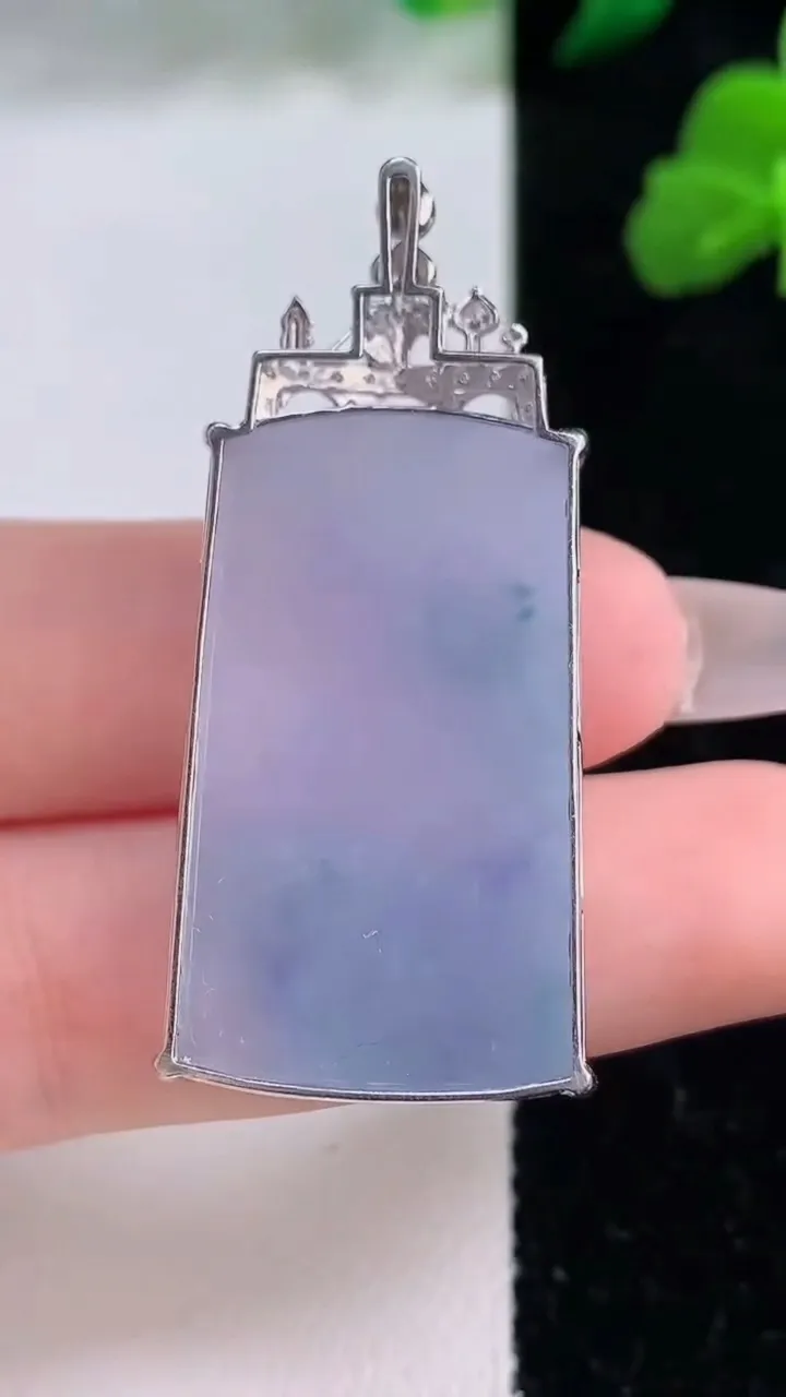 天然A货翡翠18K金紫罗兰无事牌吊坠，尺寸44.3-32.7-19.3-6.7，重量:12.46g
12月8日