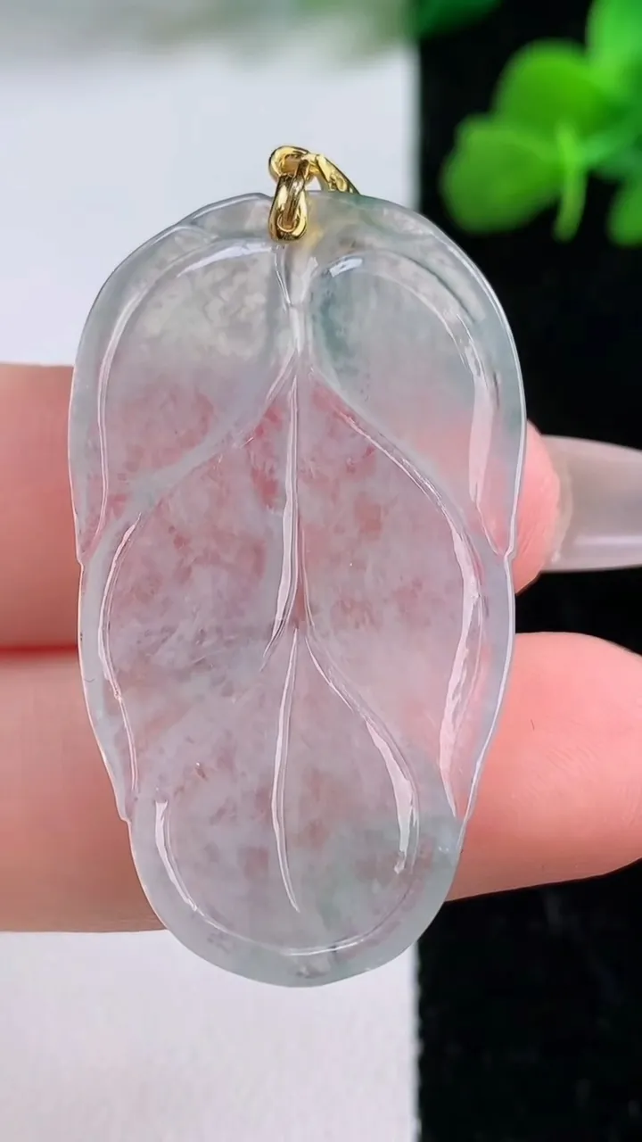 天然A货翡翠金枝玉叶 叶子吊坠，尺寸39-23-2.6，重量:5.68g
12月8日