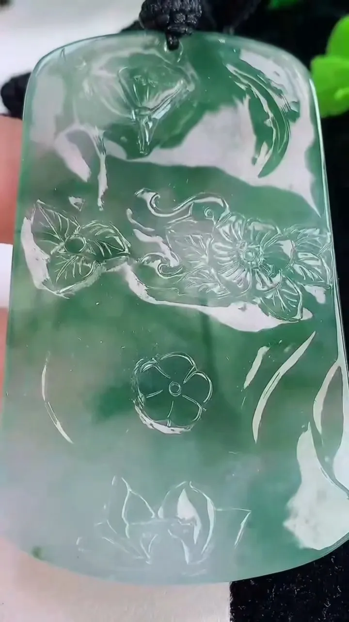 天然A货翡翠普贤菩萨吊坠，尺寸68-43-5.6，重量:41.49g
12月8日