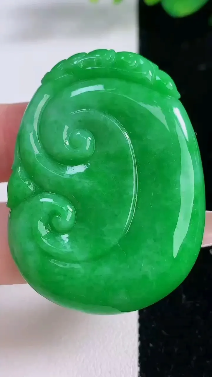 天然A货翡翠如意吊坠，尺寸47.5-35.6-6，重量:22.26g
12月8日