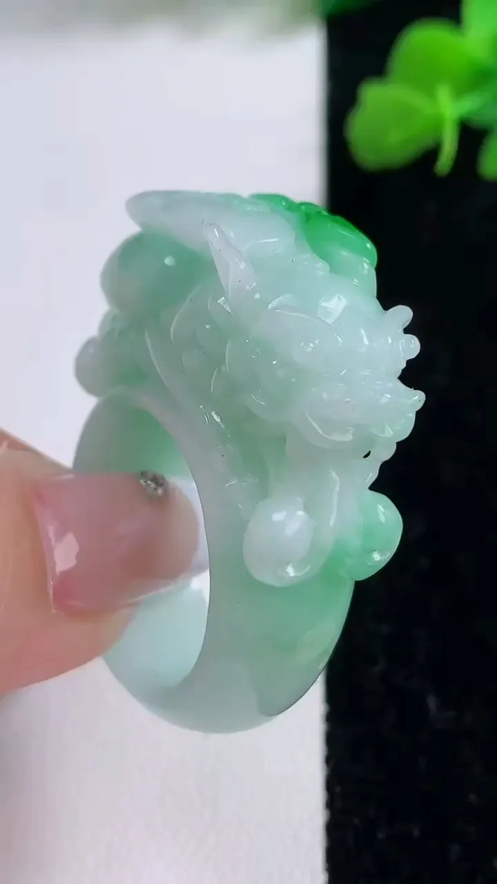 天然A货翡翠貔貅指环扳指，尺寸21.7-29-12.7，重量:26.73g2025年12月8日
工厂