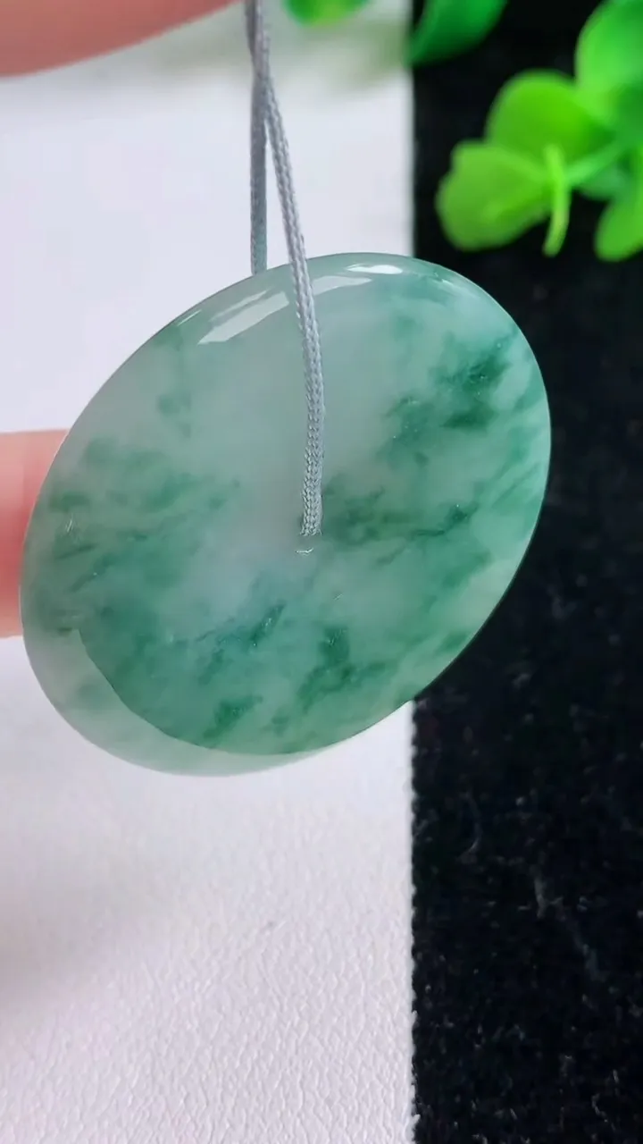 天然A货翡翠飘花平安扣吊坠，尺寸37.2-5.6，重量:18.07g
12月8日