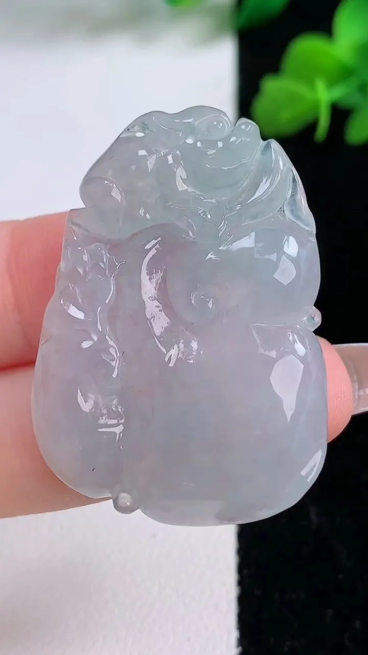 天然A货翡翠寿桃吊坠，尺寸39.6-29-5.8，重量:11.65g
12月8日