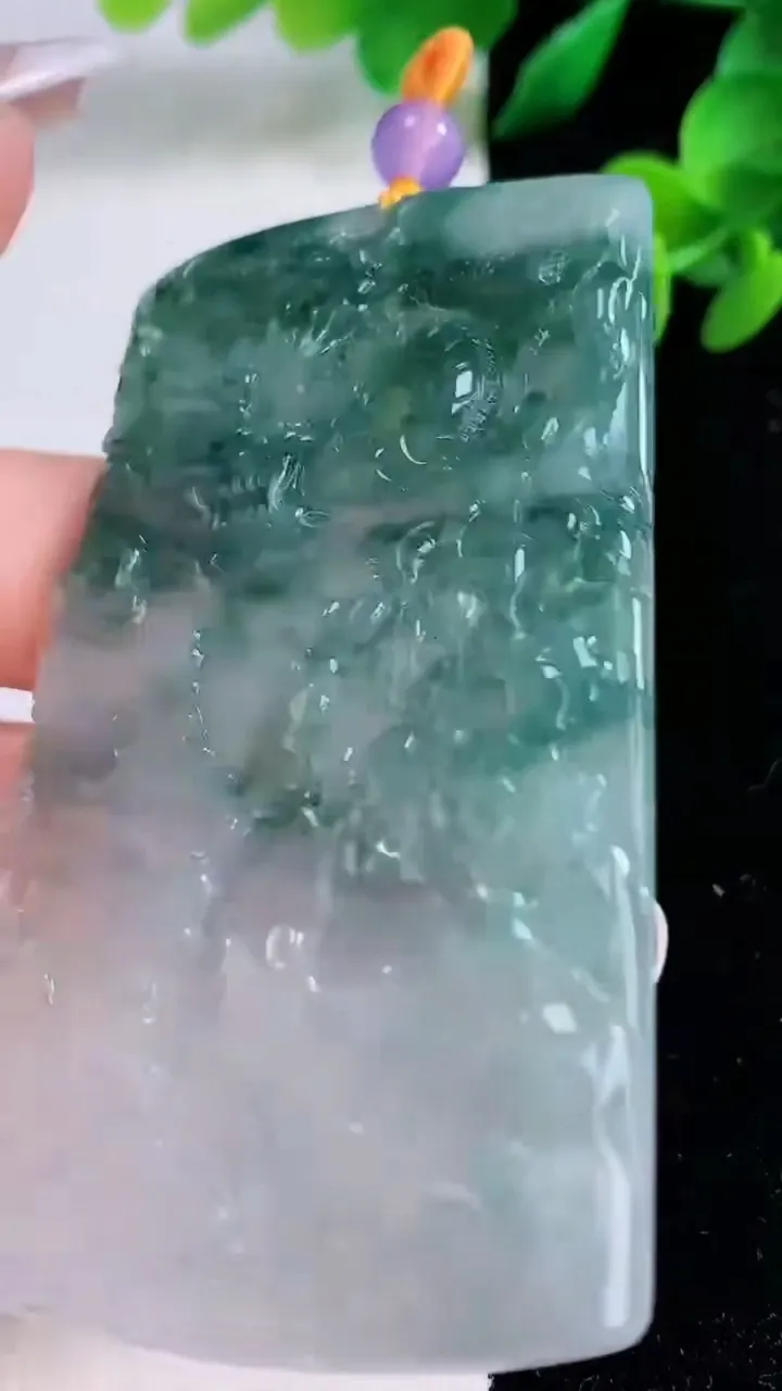 天然A货翡翠牌吊坠，尺寸72.2-46-5，重量:38.96g
12月8日