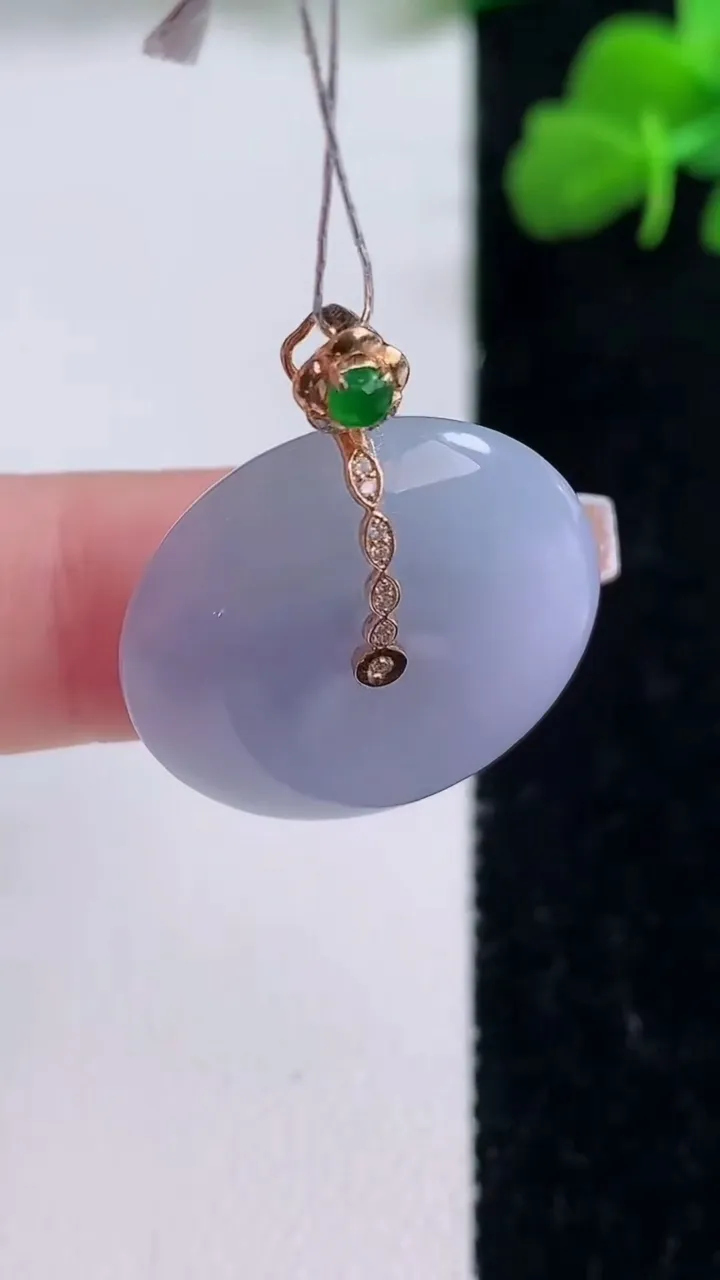 天然A货翡翠18K金紫罗兰平安扣吊坠，尺寸22.3-5.9，重量:6.82g
12月8日