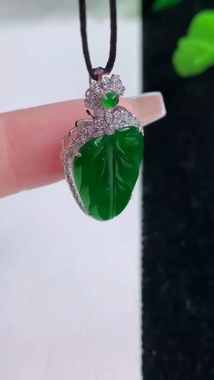 天然A货翡翠金枝玉叶 叶子吊坠，尺寸31.5-13.7-5.1，裸石20.3-12重量:2.74g
12月8日