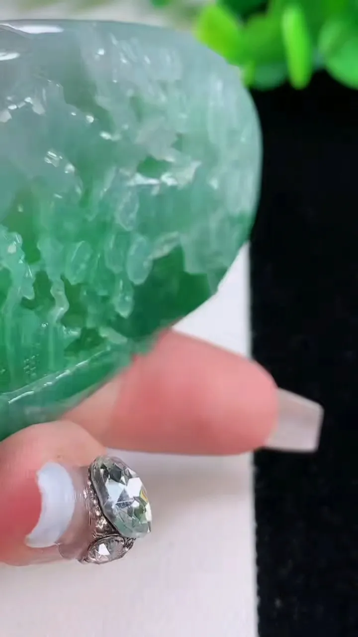 天然A货翡翠山水牌吊坠，尺寸65.6-42.6-12.8，重:60.28g
12月8日