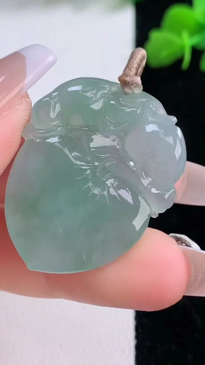 天然A货翡翠寿桃吊坠，尺寸32.4-26.8-5.8，重量:8.70g
12月8日