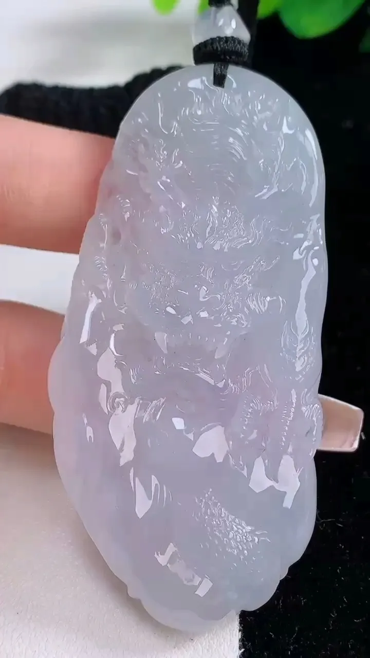 天然A货翡翠种白冰龙牌吊坠，尺寸69.3-34-10.7，重量:53.55g
12月8日