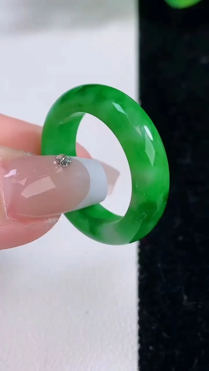 天然A货翡翠指环戒指，尺寸20-6.2-3.7，重量:5.64g2025年12月8日
工厂直销收藏佳