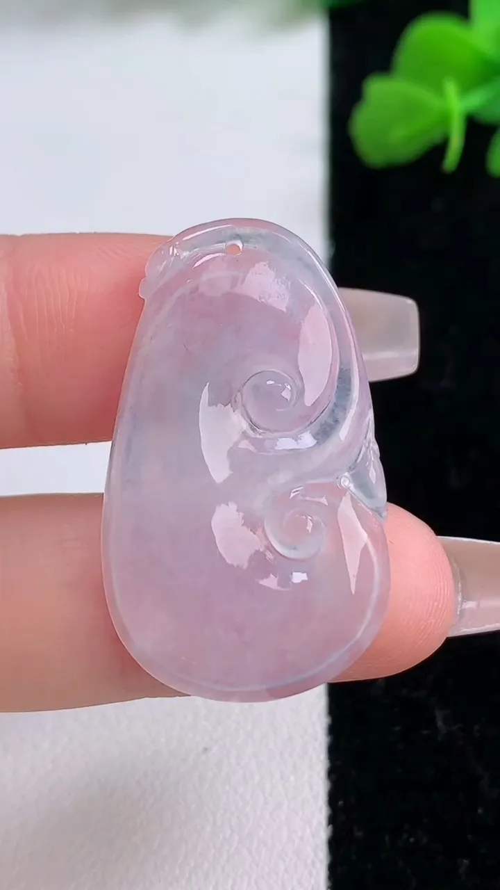 天然A货翡翠如意吊坠，尺寸33.5-20-2.7，重量:3.77g
12月8日