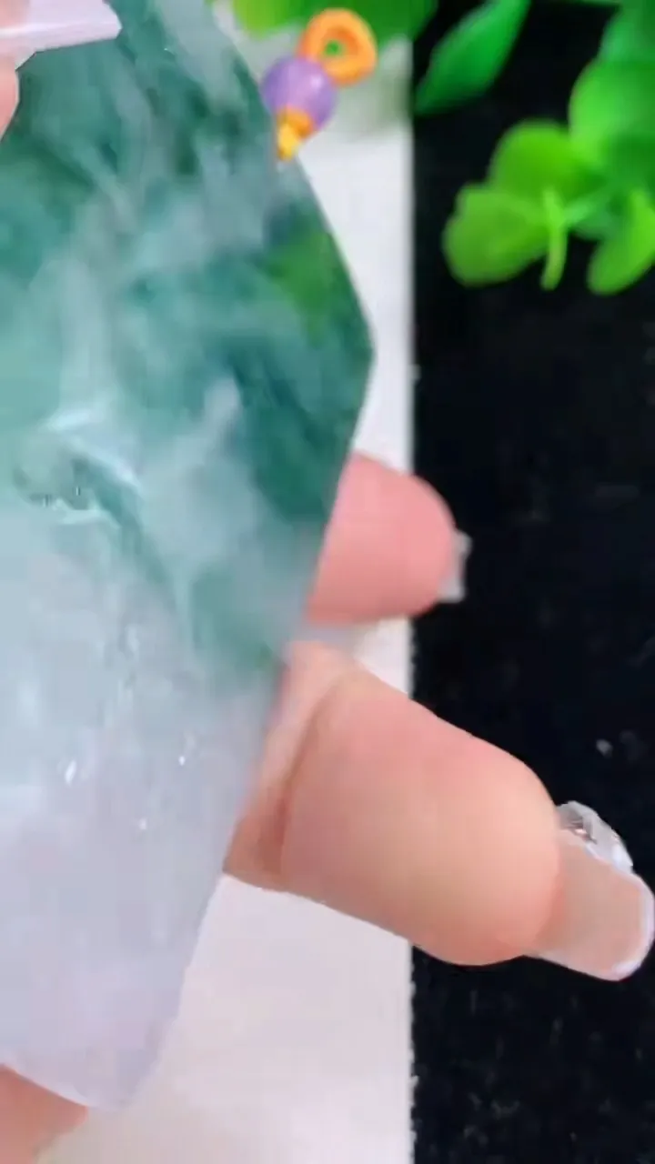 天然A货翡翠牌吊坠，尺寸72.2-46-5，重量:38.96g
12月8日