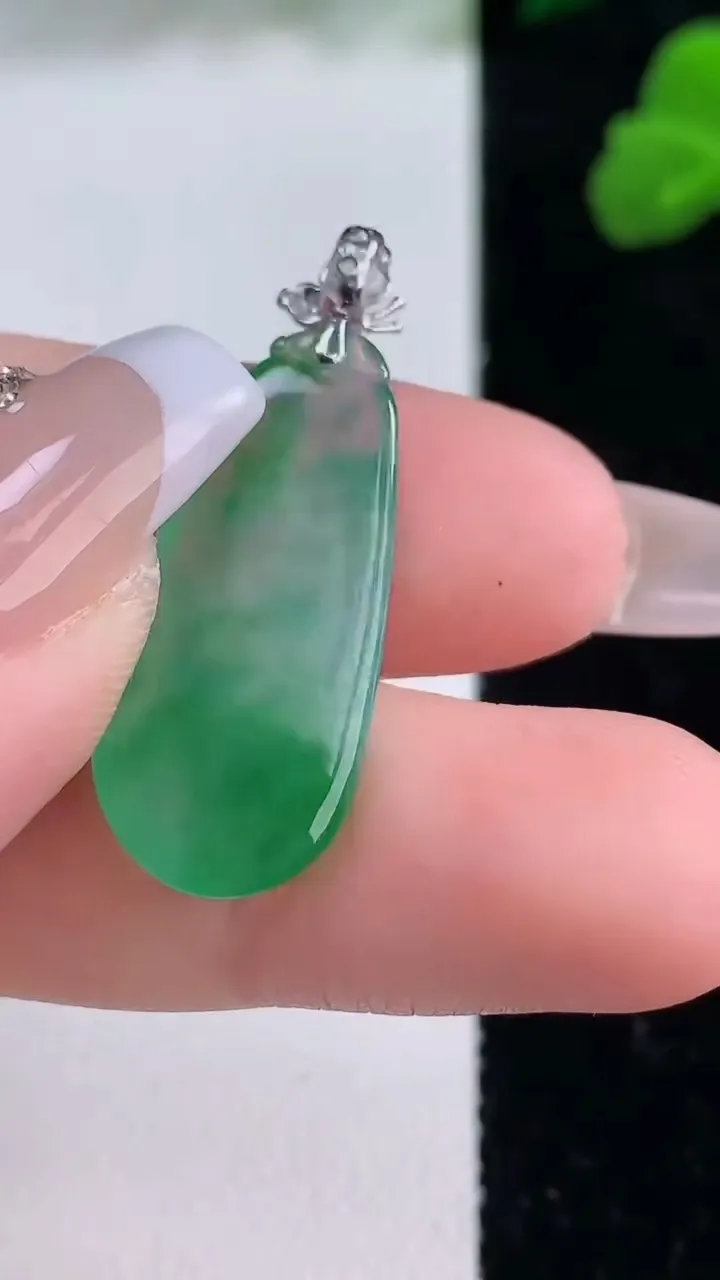 天然A货翡翠福瓜吊坠，尺寸27-12-5，重量:3.46g
12月8日