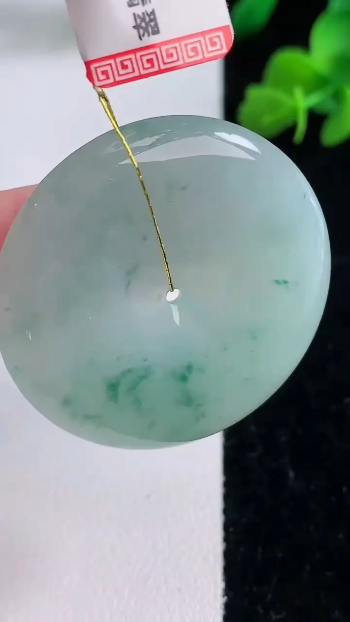 天然A货翡翠冰种飘花平安扣吊坠，尺寸38.6-5.6，重量:18.31g
12月8日