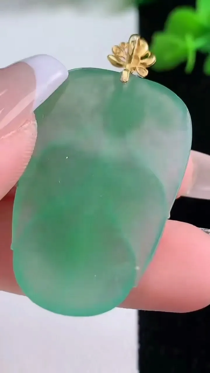 天然A货翡翠金枝玉叶 叶子吊坠，尺寸36.5-23.8-3.5，重量:7.24g
12月8日