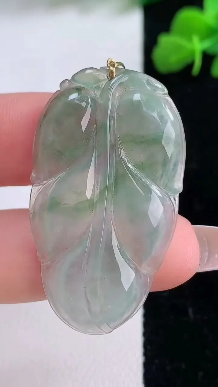 天然A货翡翠金枝玉叶叶子吊坠，尺寸40.6-23.6-3.3，重量:5.50g
12月8日