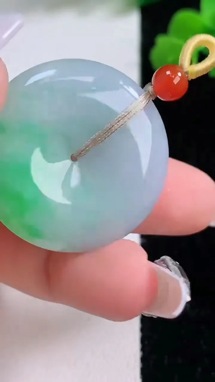 天然A货翡翠平安扣吊坠，尺寸31.6-6.2，重量:13.64g
12月8日