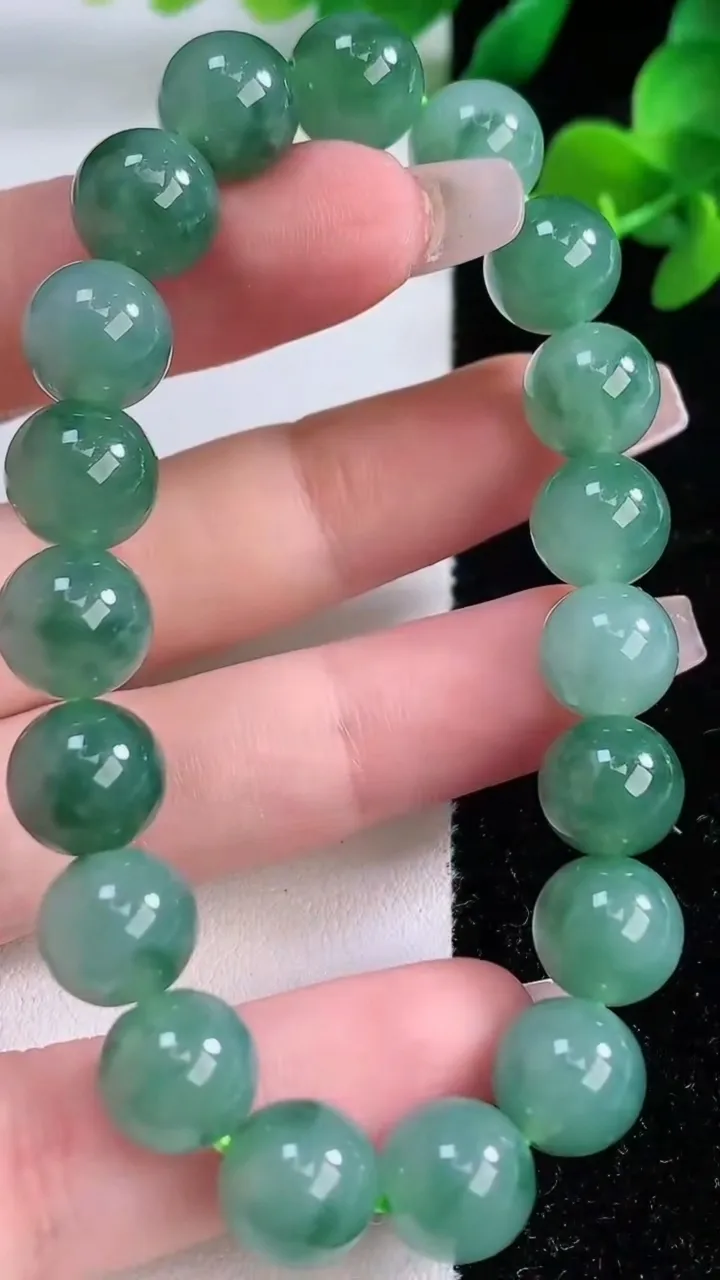 天然A货翡翠飘花圆珠手串，尺寸9.8-19颗，重量:32.25g12月8日
工厂直销收藏佳品,种好水足，色泽均匀，有种有色，上手高大气！