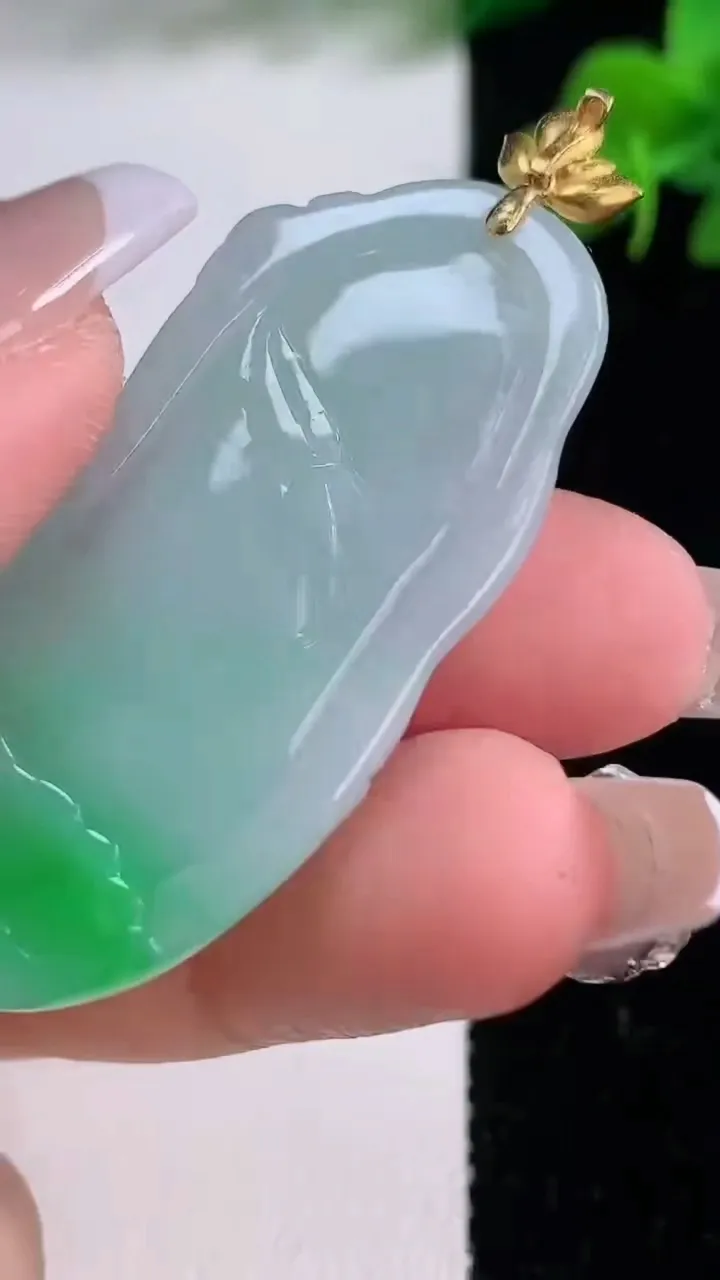 天然A货翡翠大势至菩萨吊坠，尺寸44-22.2-4.5，重量:11.07g
12月8日