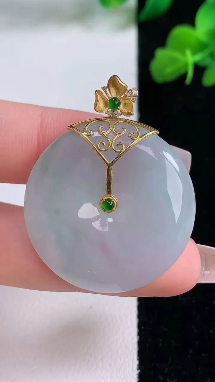 天然A货翡翠种飘花平安扣吊坠，尺寸31-6.3，重量:13.18g
12月8日