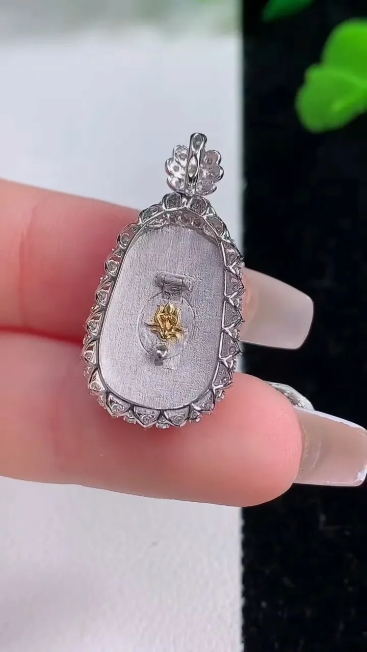 天然A货翡翠金枝玉叶 叶子吊坠，尺寸292-14.3-5.6，裸石19.6-12.7重量:2.86g
12月8日