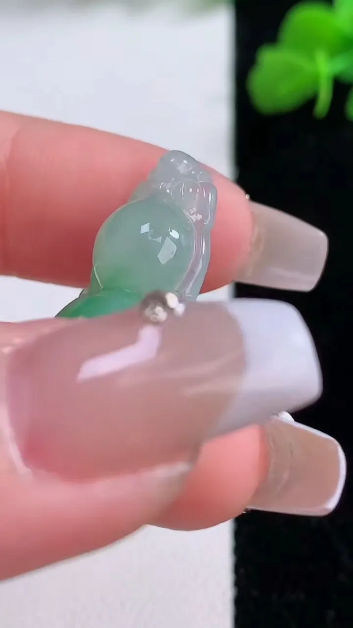 天然A货翡翠葫芦吊坠，尺寸29.6-5.4-2.8，重量:5.40g
12月8日