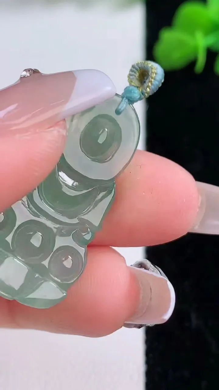 天然A货翡翠观音菩萨吊坠，尺寸30.8-16.2-3.9，重量:3.70g
12月8日