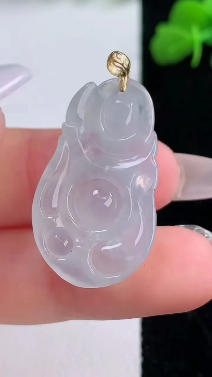 天然A货翡翠种白冰布袋佛吊坠，尺寸29.7-17.7-5.5，重量:5.22g
12月8日