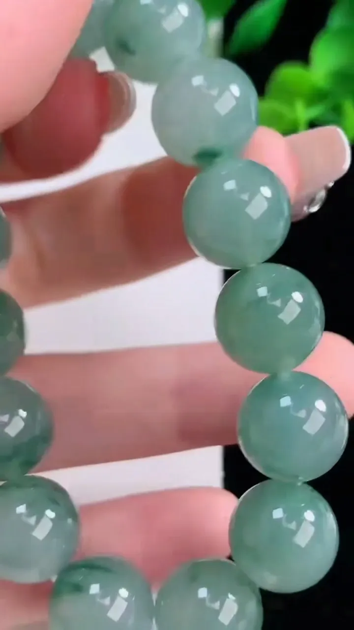 天然A货翡翠种飘花圆珠手串，尺寸12.6-15颗，重量:51.26g12月8日
工厂直销收藏佳品,种好水足，色泽均匀，有种有色，上手高大气！