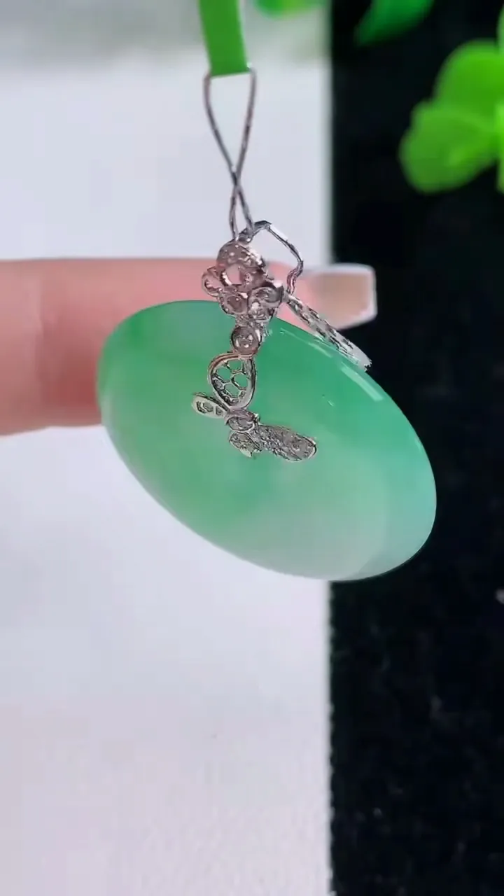 天然A货翡翠平安扣吊坠，尺寸26.5-4.5，重量:7.72g
12月8日