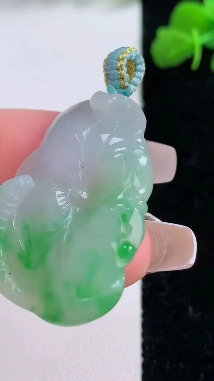 天然A货翡翠年年有余吊坠，尺寸34.5-24-6，重量:9.16g
12月8日