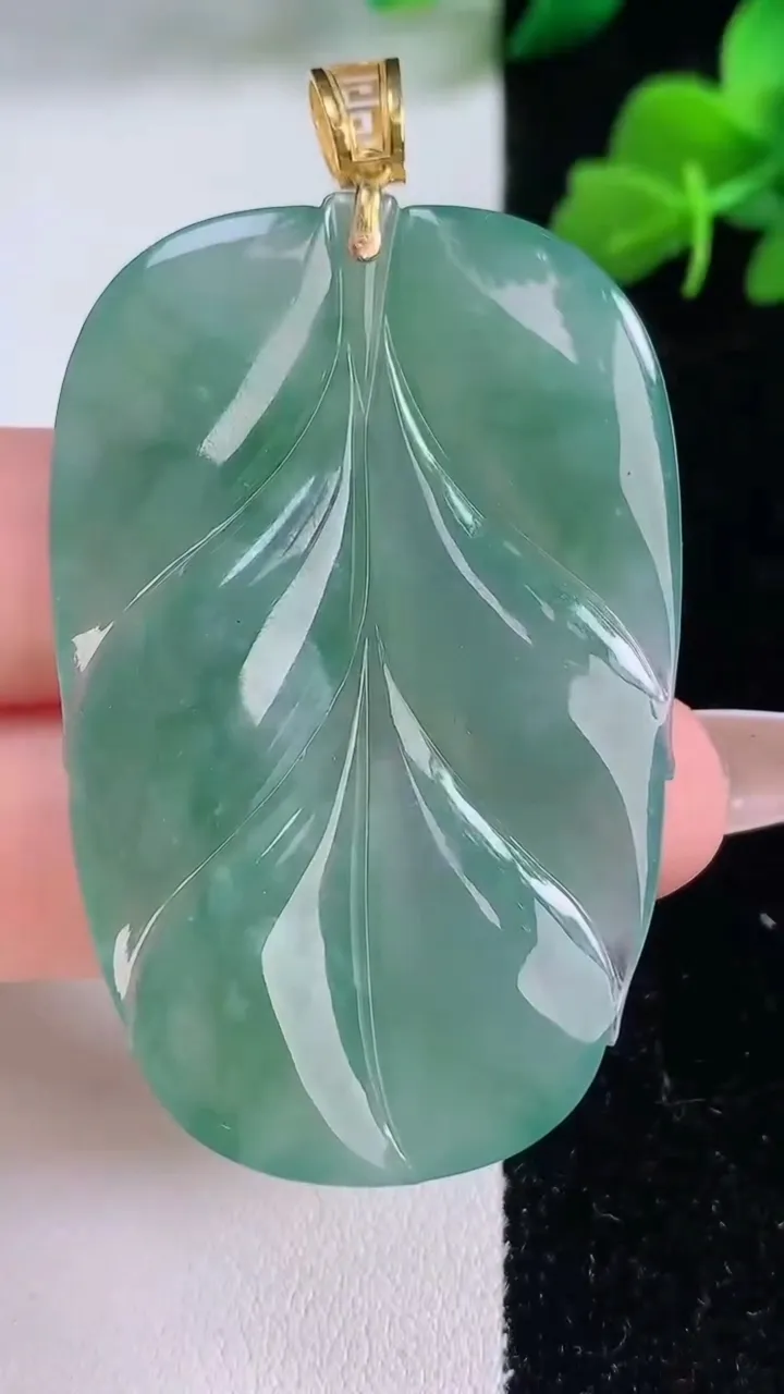 天然A货翡翠金枝玉叶 叶子吊坠，尺寸52-33.5-5.6，重量:21.34g
12月8日