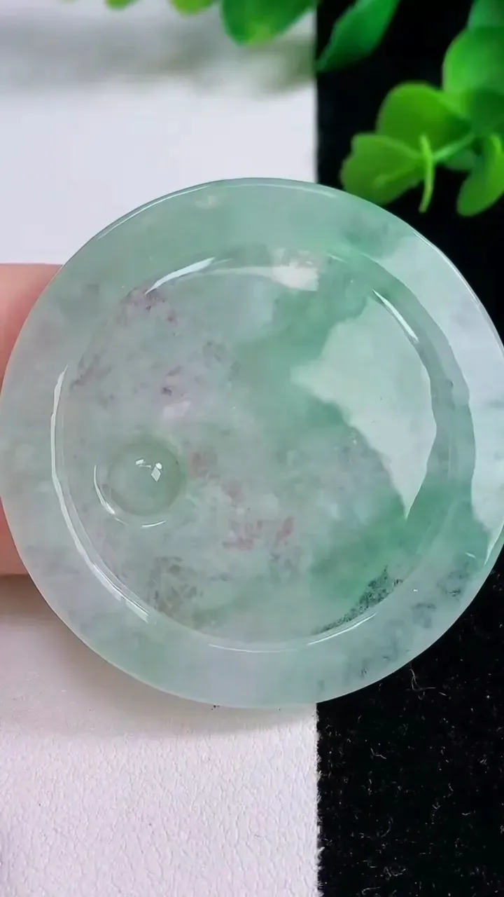 天然A货翡翠龙牌吊坠，尺寸53.7-5.2，重量:30.10g
12月8日