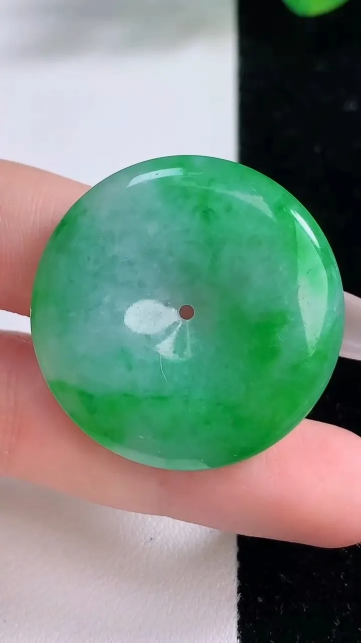 天然A货翡翠平安扣吊坠，尺寸33.3-5.8，重量:15.04g
12月8日