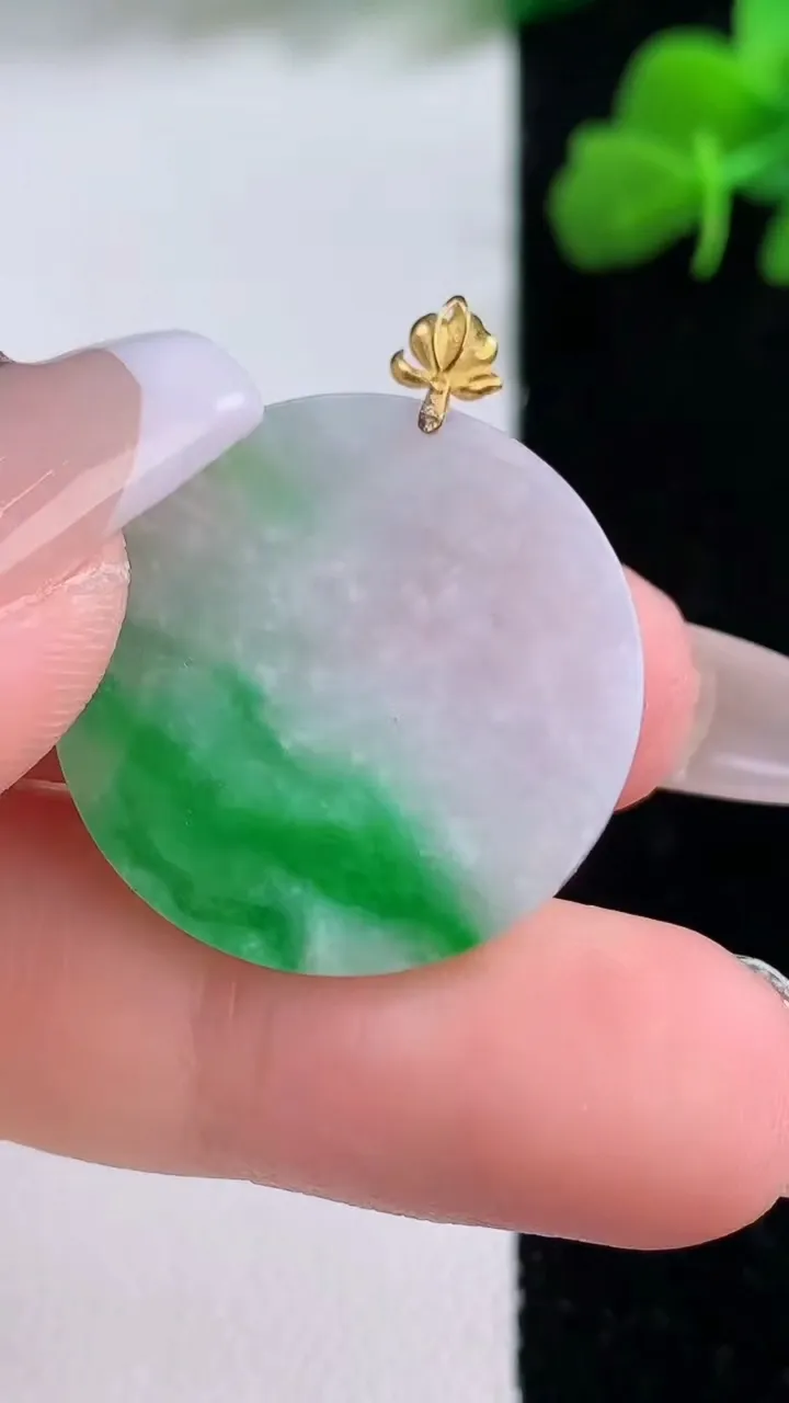 天然A货翡翠无事牌吊坠，尺寸24.7-2，重量:3.68g
12月8日