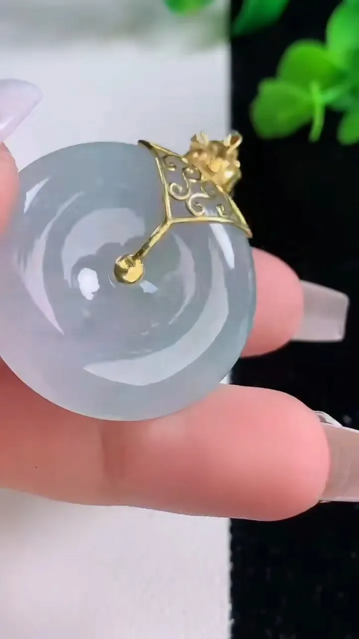 天然A货翡翠种飘花平安扣吊坠，尺寸31-6.3，重量:13.18g
12月8日