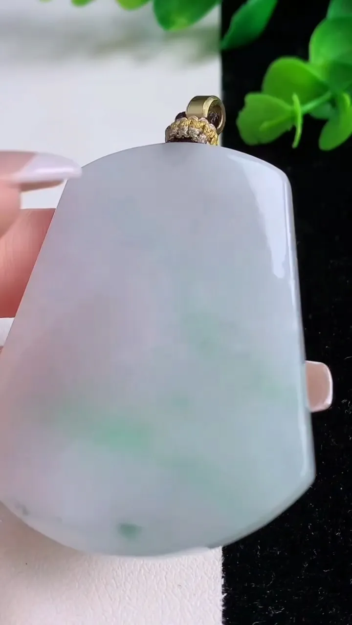 天然A货翡翠无事牌吊坠，尺寸55-44-5.3，重量:35.51g
12月8日