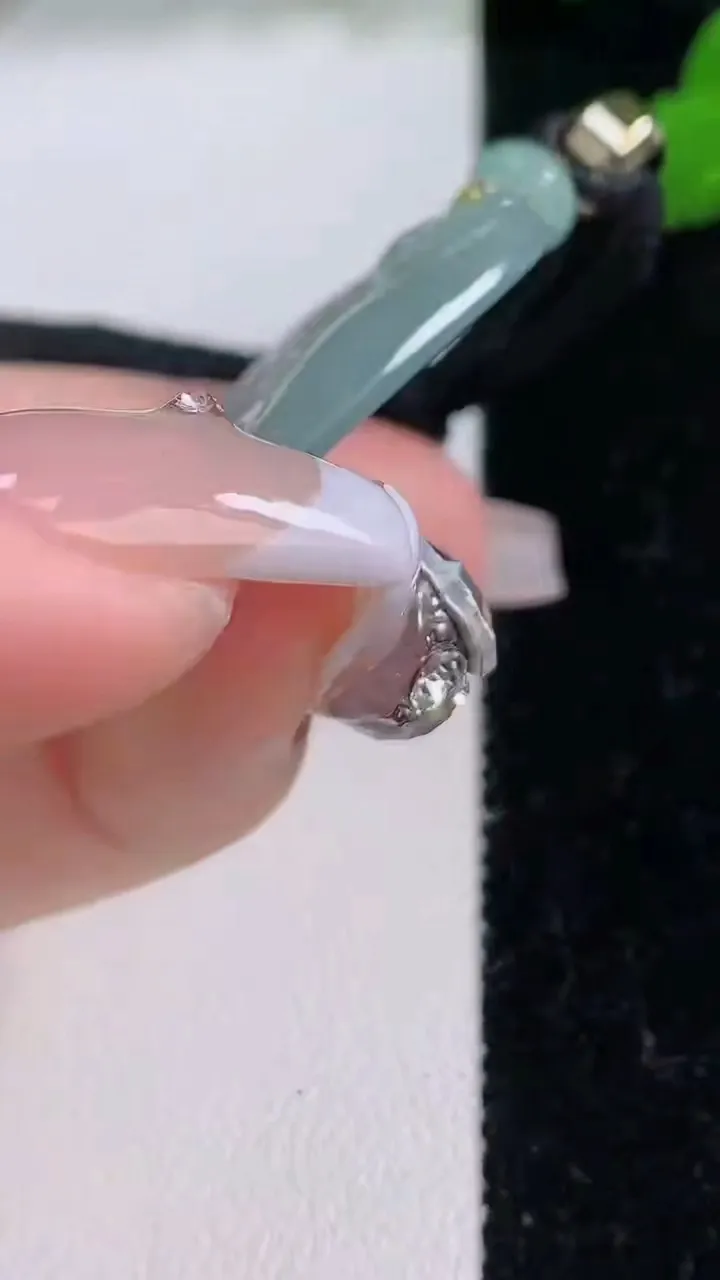 天然A货翡翠大日如来吊坠，尺寸60.4-36-5.5，重量:28.98g
12月8日