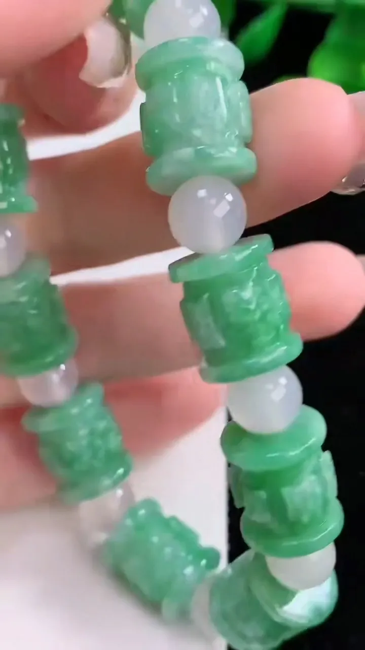 天然A货翡翠路路通手串，尺寸11-12.5-10颗，重量:41.74g12月8日
工厂直销收藏佳品,种好水足，色泽均匀，有种有色，上手高大气！