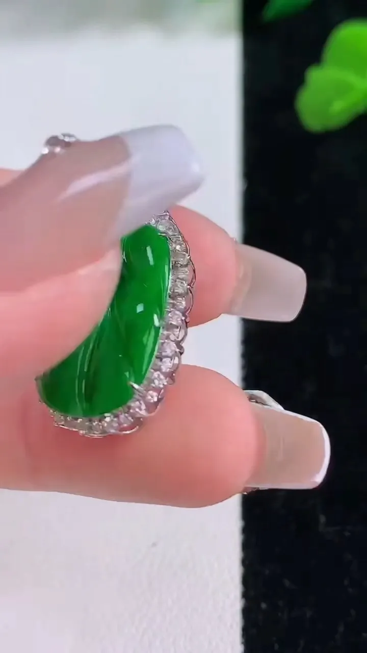 天然A货翡翠金枝玉叶 叶子吊坠，尺寸292-14.3-5.6，裸石19.6-12.7重量:2.86g