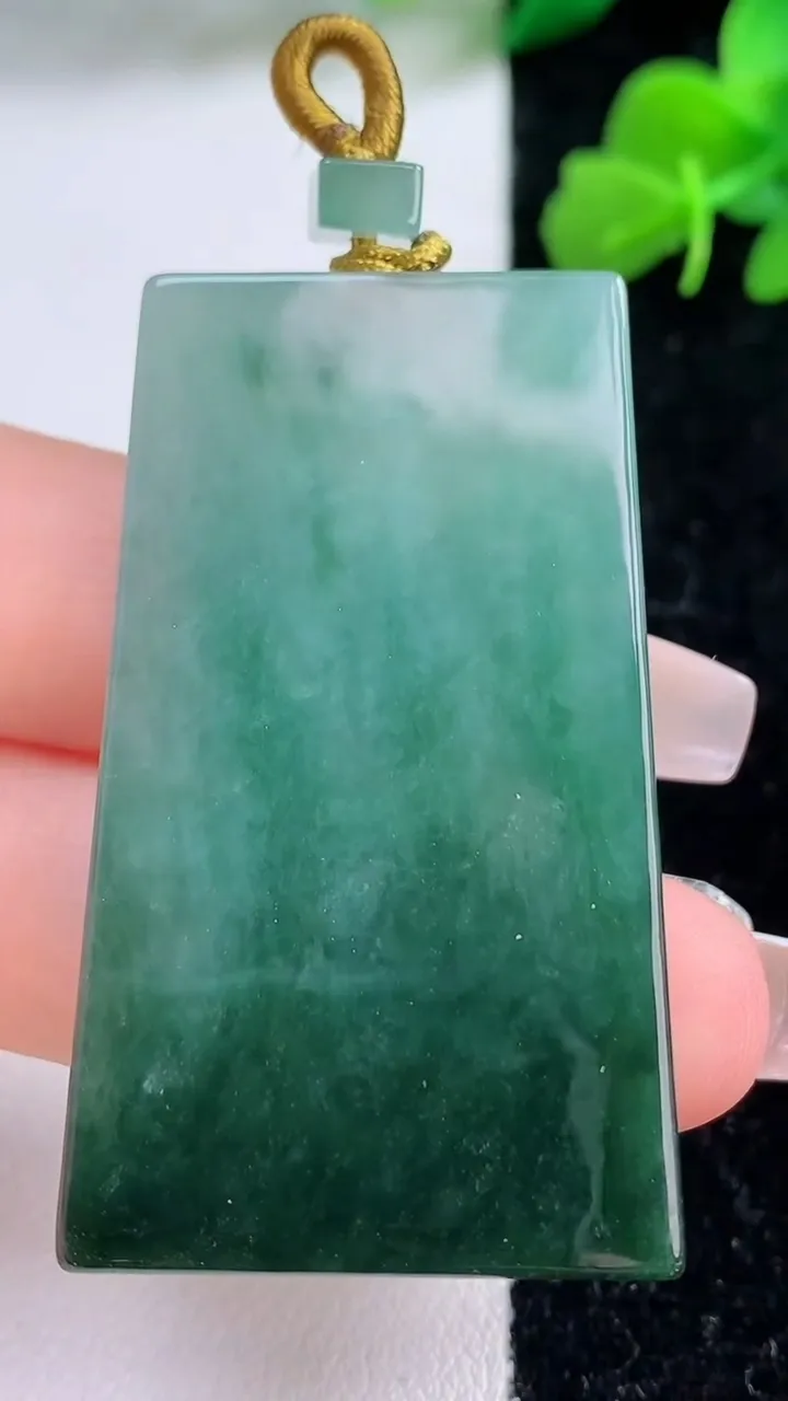 天然A货翡翠飘花无事牌吊坠，尺寸48-28-5，重量:22.97g
12月8日