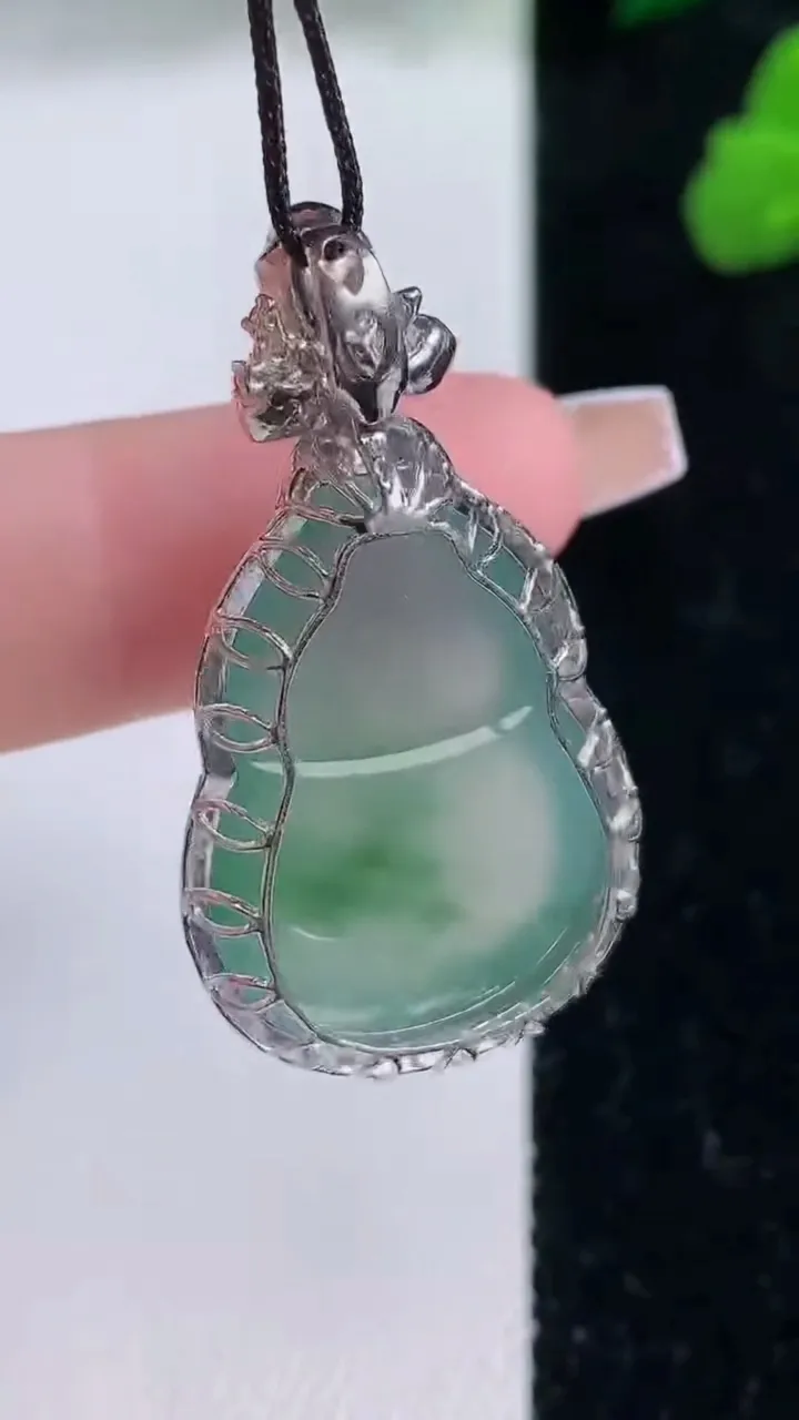 天然A货翡翠种飘花葫芦吊坠，尺寸36-19.7-10.8，裸石24.7-17.3重量:7.66g
12月8日