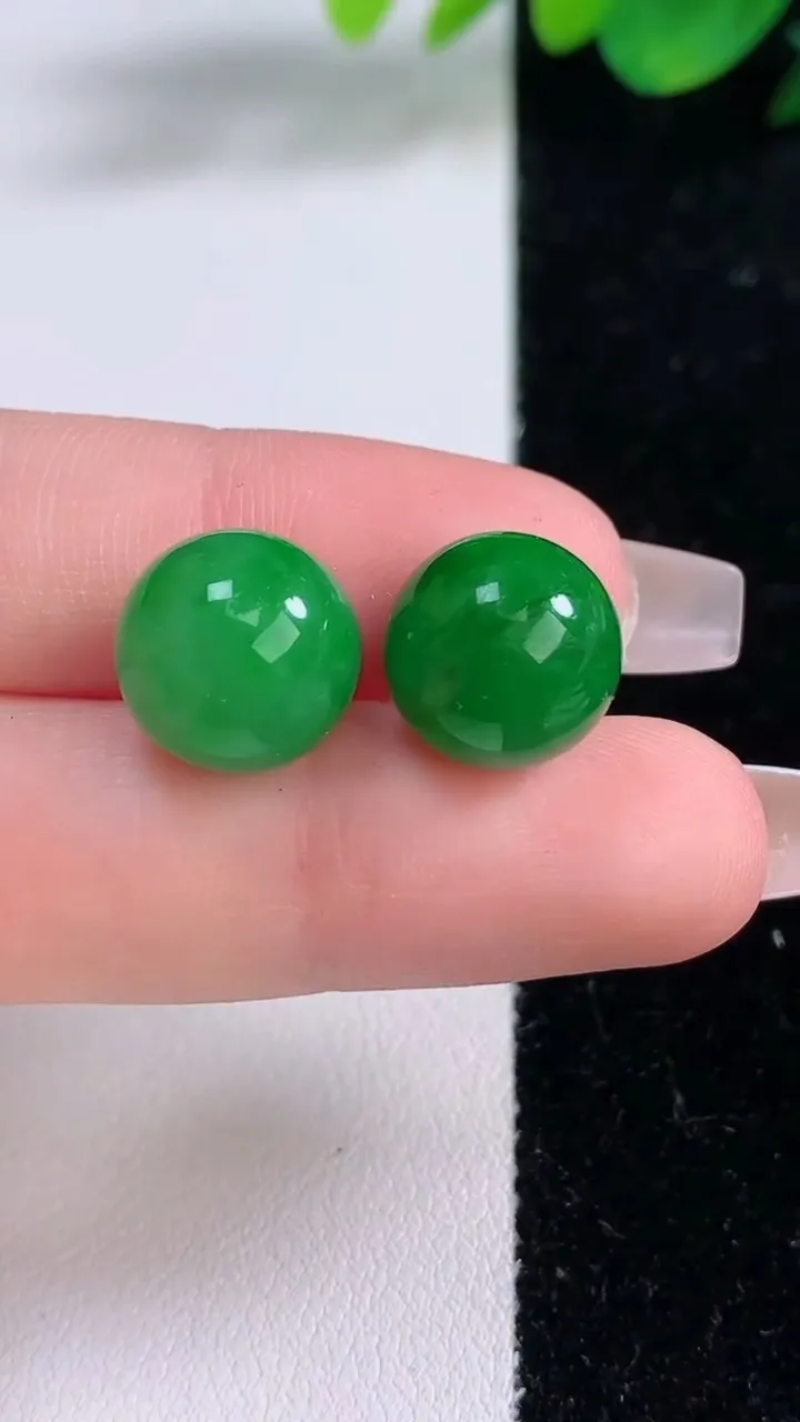 天然A货翡翠圆珠镶嵌件一对，尺寸12，重量:6.55g12月8日
工厂直销收藏佳品,种好水足，色泽均匀，有种有色，上手高大气！