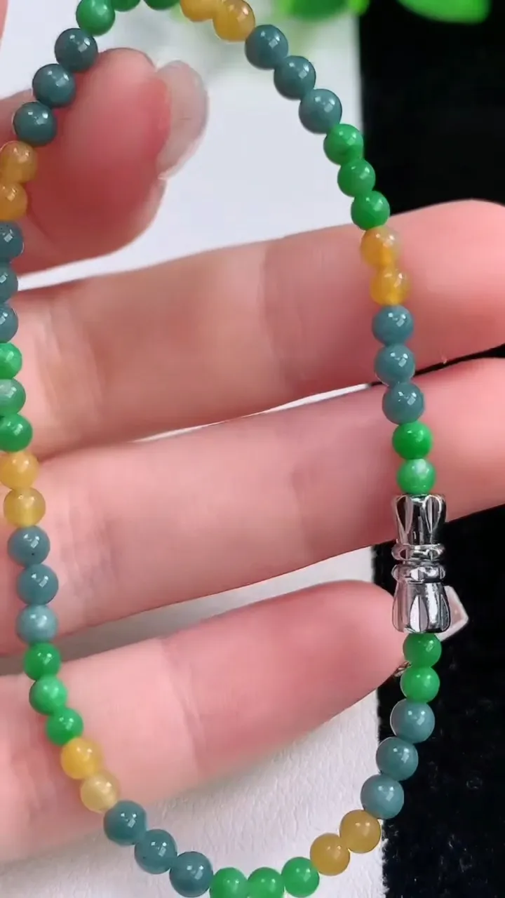 天然A货翡翠双彩小米珠手串，尺寸3.5-52颗，重量:4.42g12月8日
工厂直销收藏佳品,种好水足，色泽均匀，有种有色，上手高大气！