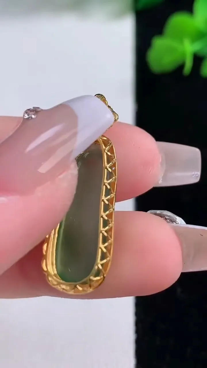 天然A货翡翠福瓜吊坠，尺寸29.5-10-6.7，裸石21.8-7.8重量:2.45g
12月8日