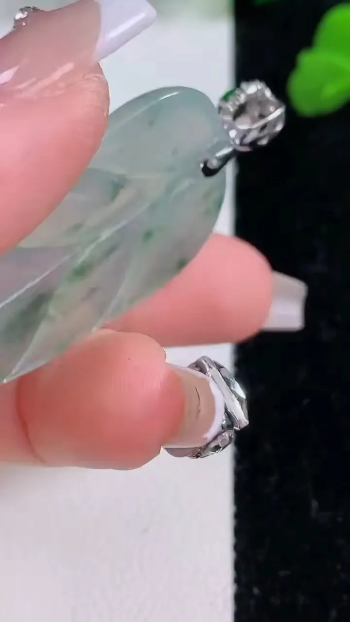 天然A货翡翠种飘花金枝玉叶 叶子吊坠，尺寸40.3-24.4-4.6，重量:9.92g
12月8日