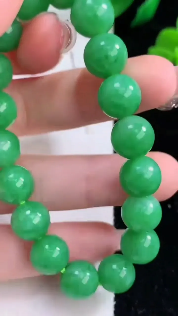 天然A货翡翠圆珠手串，尺寸9.8-18颗，重量:30.51g12月8日
工厂直销收藏佳品,种好水足，色泽均匀，有种有色，上手高大气！