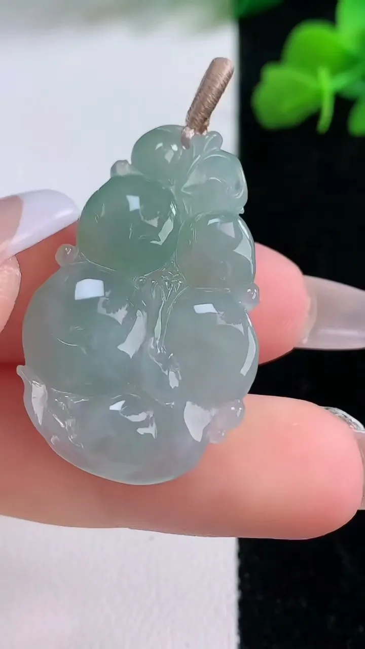 天然A货翡翠生肖猴吊坠，尺寸34.6-22.3-5.8，重量:6.63g
12月8日