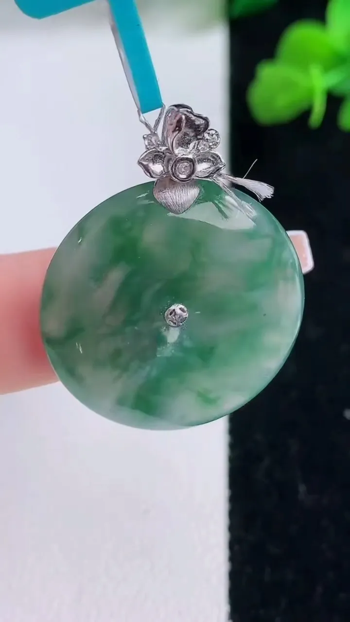 天然A货翡翠种飘花平安扣吊坠，尺寸25.3-5.5，重量:8.17g
12月8日