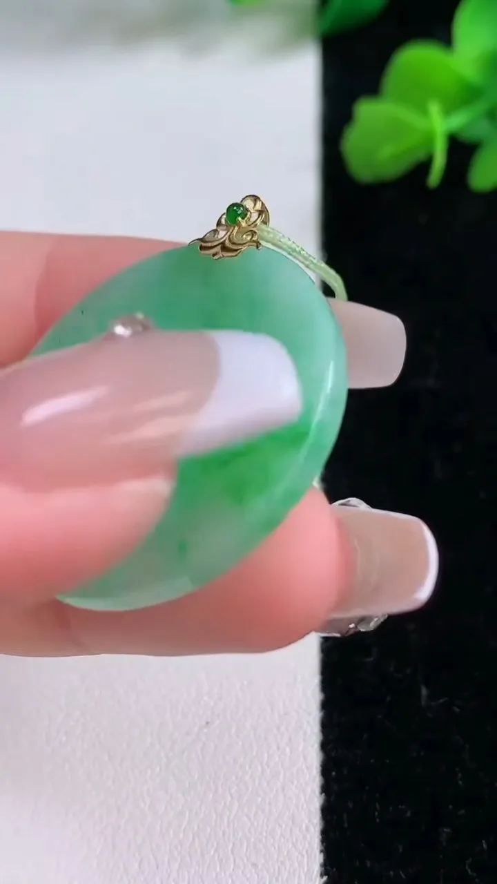 天然A货翡翠无事牌吊坠，尺寸29.2-2.8，重量:7.60g
12月8日